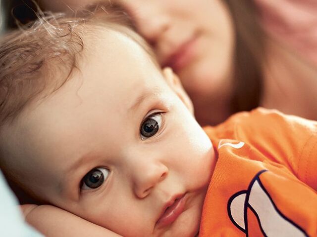 Una mamma dorme accanto al suo bimbo sveglio.