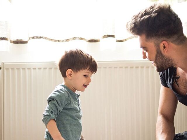 Un papà parla con il suo bambino.