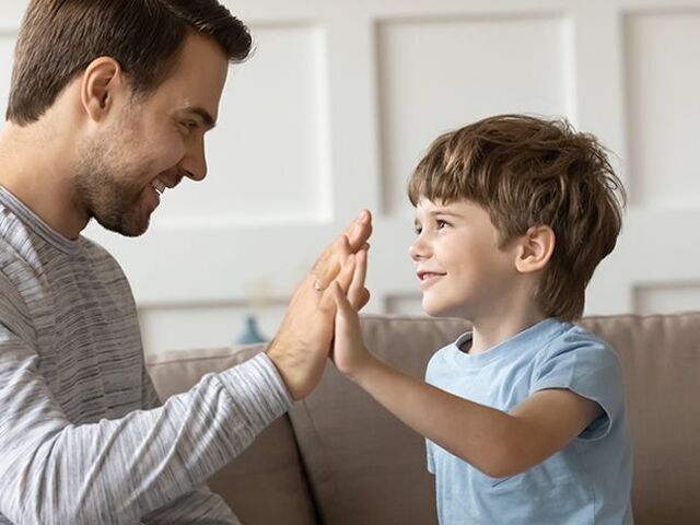 Papà e figlio si danno «il cinque».