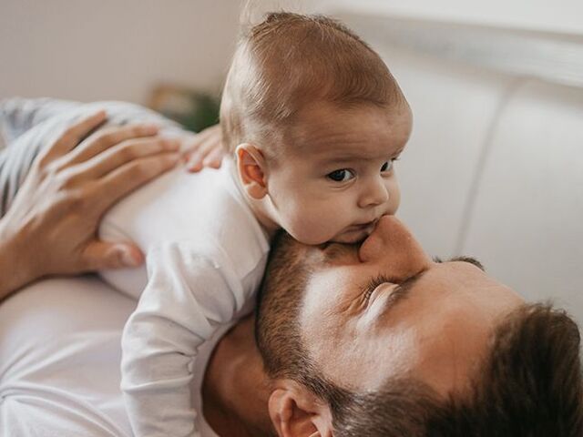 Un papà gioca con il suo bambino.