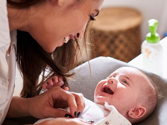 Chiacchierare con il bambino favorisce l’acquisizione del linguaggio.