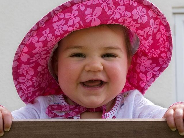 Madre e bambino, entrambi con il cappello per il sole