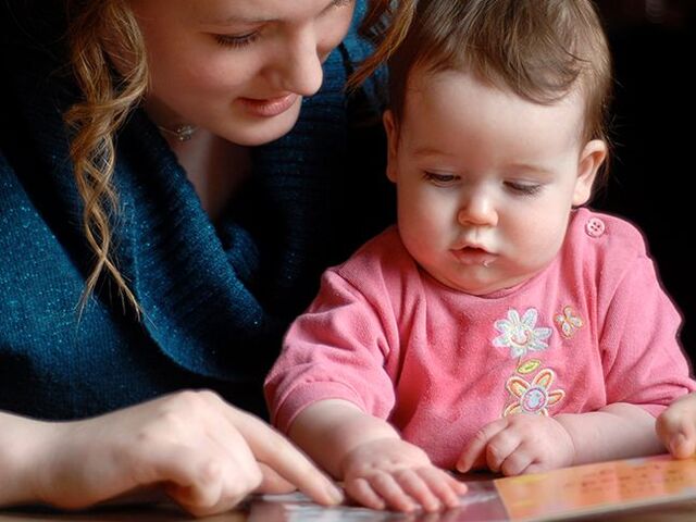 I bambini imparano a parlare giocando.
