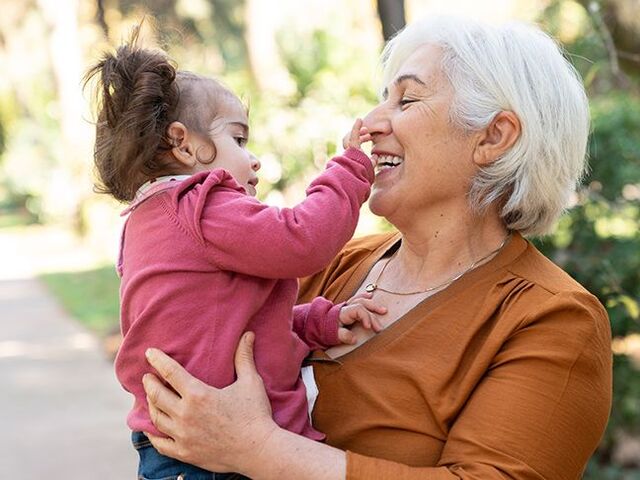 Una nonna tiene in braccio il suo nipotino.