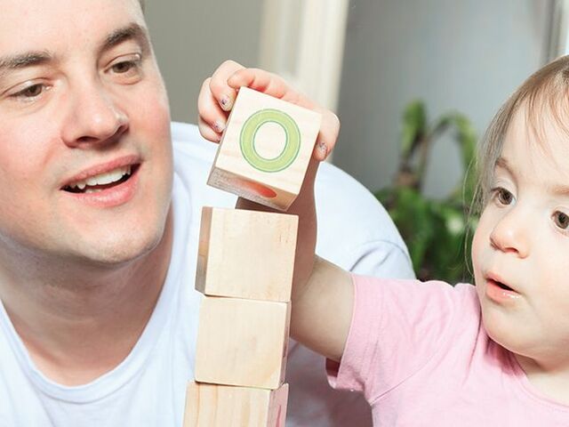 Un bambino costruisce una torre con i mattoncini