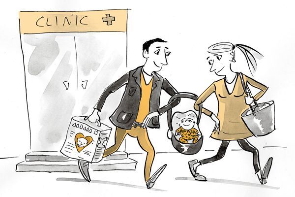 Eltern-tragen-Neugeborenes-aus-Krankenhaus.jpg