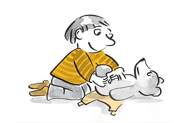 Un enfant joue avec son ours 