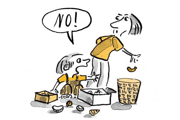 Il bambino non vuole che la mamma butti via un oggetto