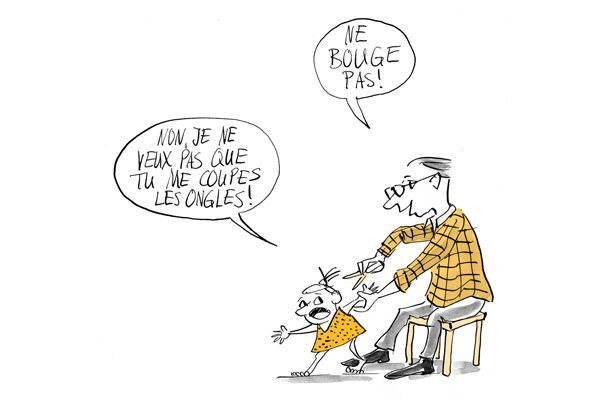 L'enfant ne veut pas que son papa lui coupe les cheveux 
