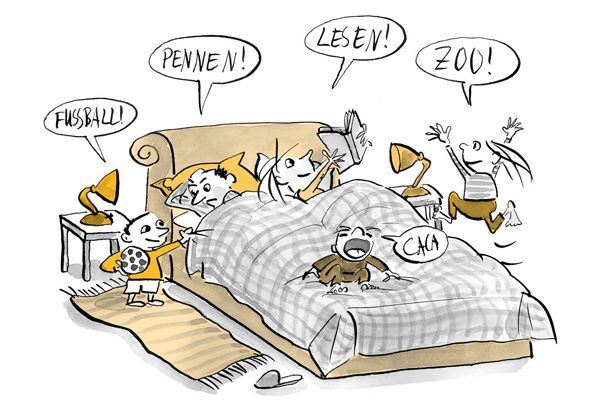 Eltern liegen im Bett und Kinder spielen 