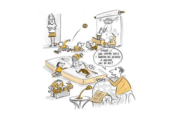 Una stanza piena di bambini che giocano e due adulti che li guardano. 