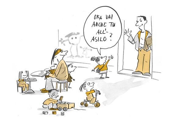 I bambini disegnano. Una donna siede a un tavolo con i bambini. Un uomo è in piedi accanto al telaio della porta 
