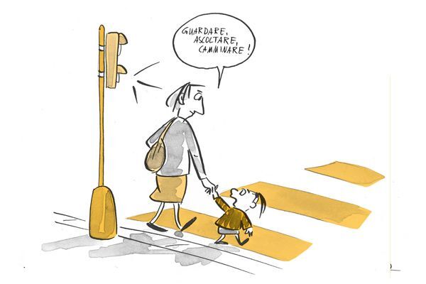La madre attraversa la strada con il bambino 