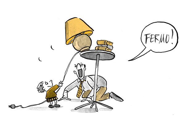 Il bambino prende una lampada dal tavolo e il padre chiama