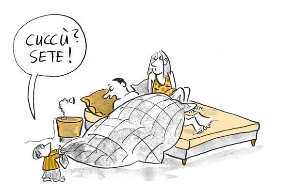Il bambino tira via il piumino dei genitori 