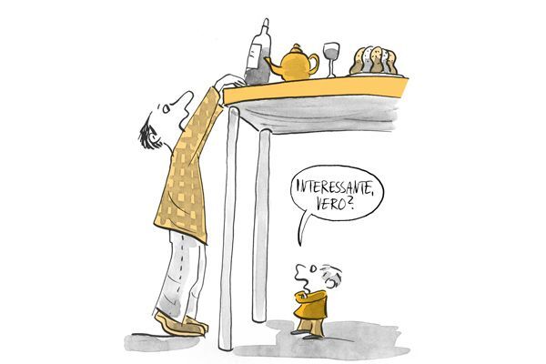 L'uomo cerca di prendere qualcosa dal tavolo alto e il bambino si mette sotto il tavolo