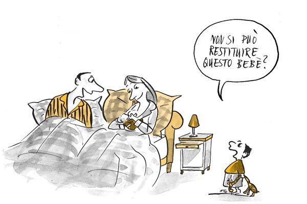 Genitori sdraiati a letto con il bambino. Il bambino è accanto al letto 