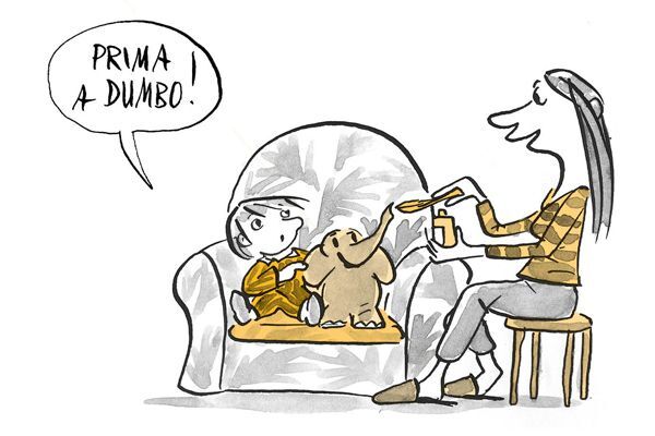Bambino seduto in poltrona con peluche di elefante e madre che porta un cucchiaio