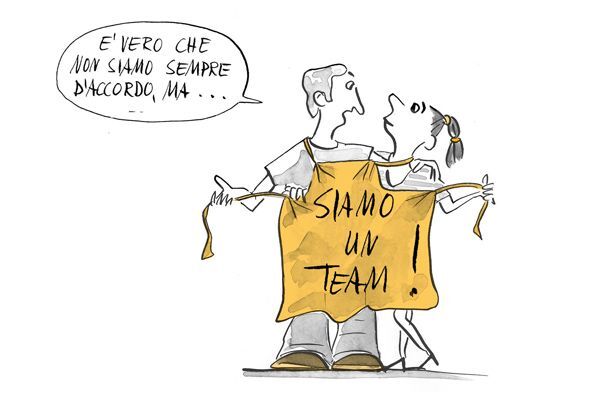 Un uomo e una donna che indossano insieme un grembiule 