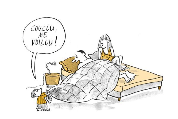 Un enfant retire la couette de ses parents 