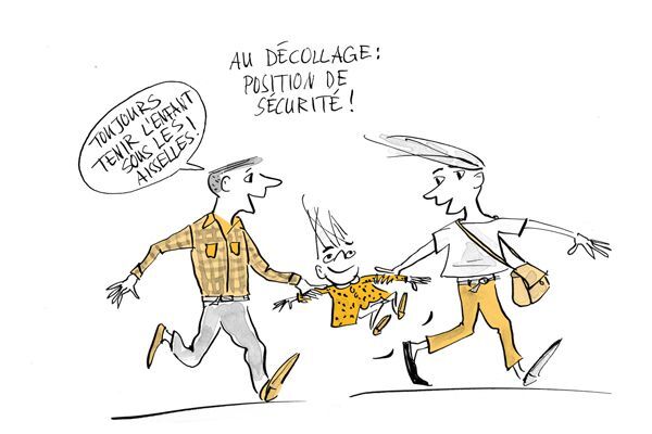 Les parents balancent l'enfant