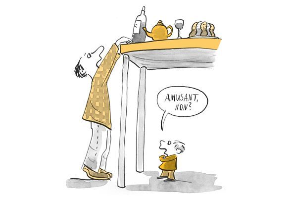L'homme essaie de prendre quelque chose sur la table haute et l'enfant passe sous la table.