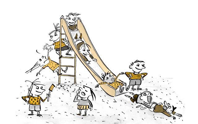Les enfants jouent sur le toboggan