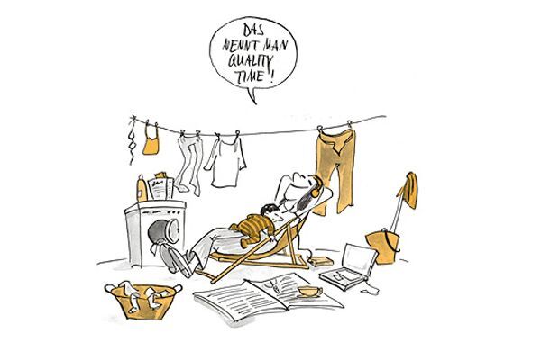Illustration Die Mutter liegt entspannt auf dem Liegestuhl in der Waschküche, das Kind schläft auf ihrem Schoss.