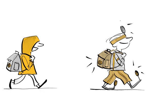 Illustrazione Due bambini corrono uno dietro l'altro
