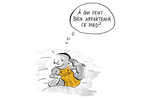 Bebé joue avec ses pied.