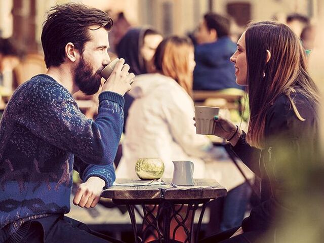 Un uomo e una donna bevono un caffè.