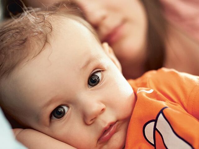 Una mamma dorme accanto al suo bimbo sveglio.