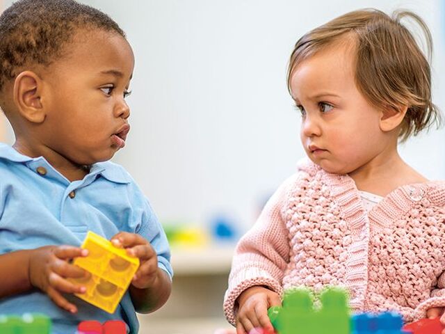 Due bimbi piccoli giocano tra loro