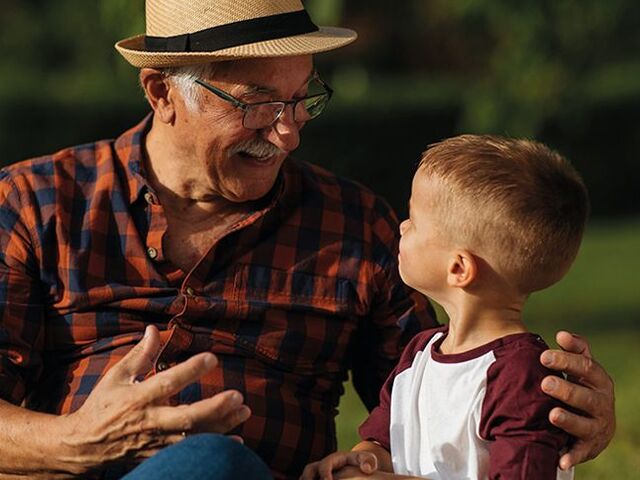 Un bimbo piccolo parla con il nonno.