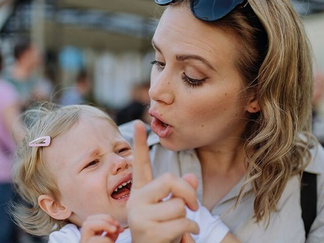 Una mamma rimprovera arrabbiata la figlia che urla.