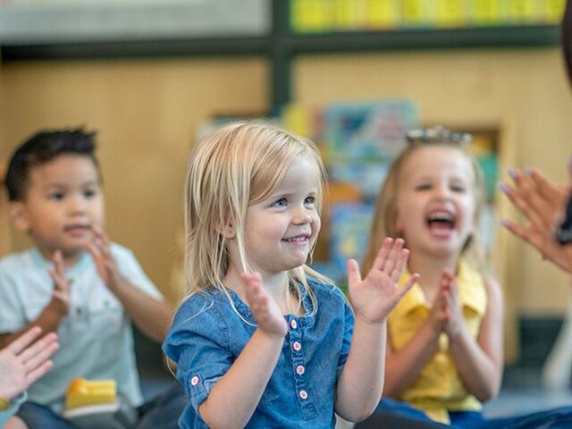 Più bimbi insieme all’asilo nido, che battono le mani