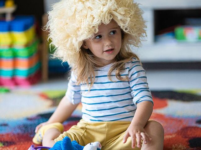 Una bimba indossa un cappello buffo