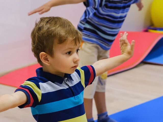 Bimbi fanno yoga su un tappetino