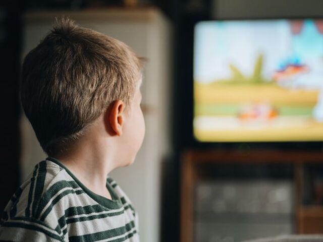 Un bimbo guarda un film di animazione.