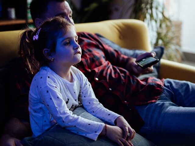 Un padre guarda un film con la figlia.