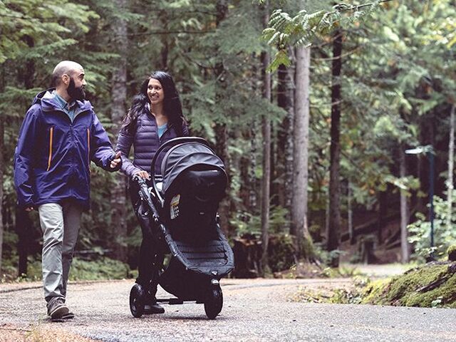 Una coppia a passeggio con il bebè.