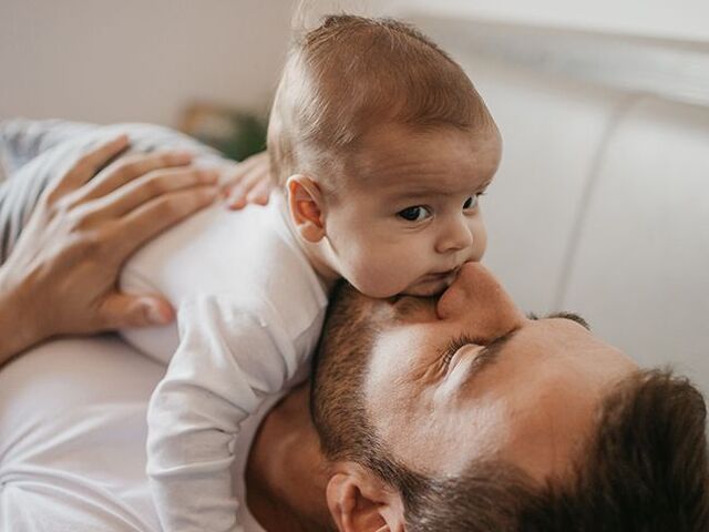 Un papà gioca con il suo bambino.