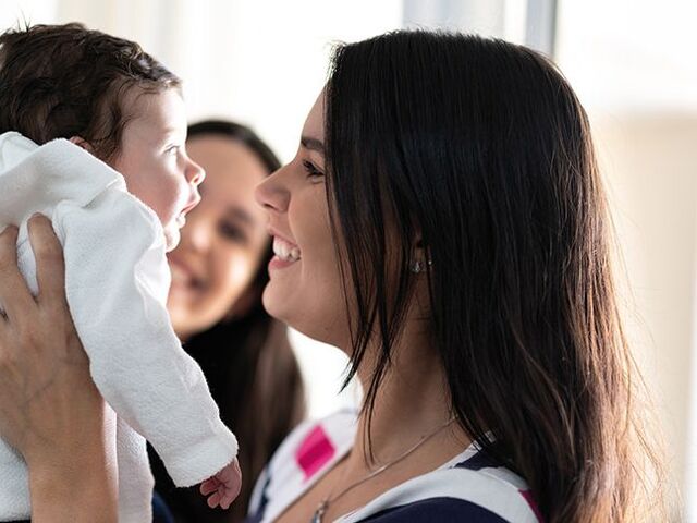 Mamma orgogliosa con il suo bambino.