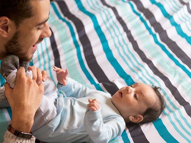Un papà con il suo bambino.