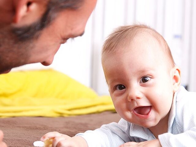 Bambino guarda incuriosito