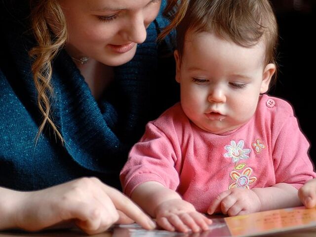 I bambini imparano a parlare giocando.