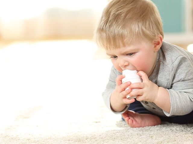 Un bambino piccolo prende le medicine.
