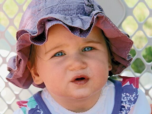 Bambino con cappellino