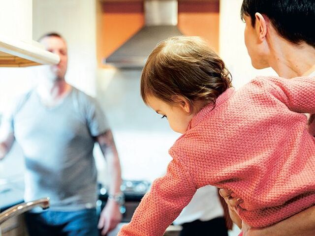 Genitori che discutono in cucina