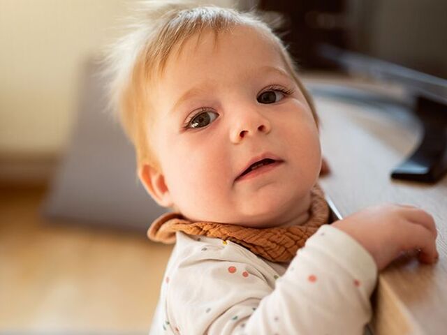 Mamma osserva il bambino in piedi